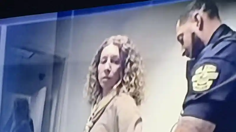 Florida Mother Arrested at Airport After Leaving 4 Kids Home Alone During Las Vegas Work Trip